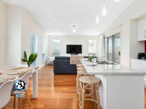Light Filled Modern & Stylish 3BR Holiday Home